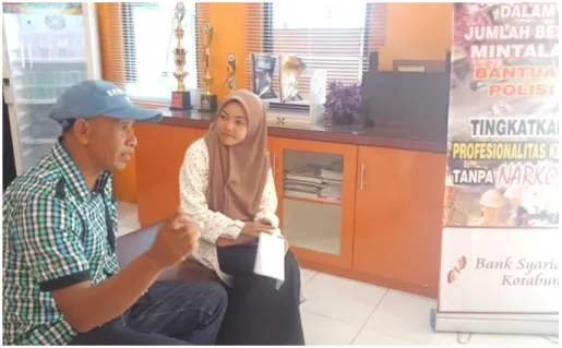 Foto 7. Wawancara dengan Bapak Ahmad, selaku Nasabah  PT. BPRS Kotabumi Kantor Pusat Kotabumi Lampung Utara 