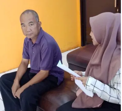Foto 8. Wawancara dengan Bapak Wahyu, selaku Nasabah  PT. BPRS Kotabumi Kantor Pusat Kotabumi Lampung Utara 