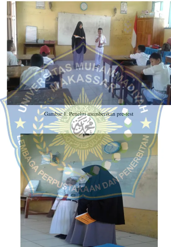 Gambar 1. Peneliti memberikan pre-test 