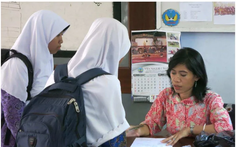 Gambar 8.  Pembina Kopisaji berkoordinasi dengan siswa mengenai produksi karya sastra yang sedang dilakukan (foto oleh Arif Wahyu Widodo, diambil hari Jumat tanggal 22 April 2016) 