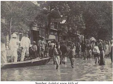 Gambar 7. Banjir kota Solo tahun 1918 ketinggian air mencapai batas lutut orang dewasa