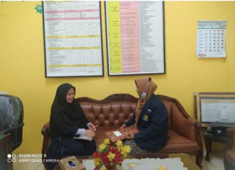 Gambar 1. Peneliti melakukan wawancara dengan Kepsek  SD IT Ummi Kota Bengkulu 