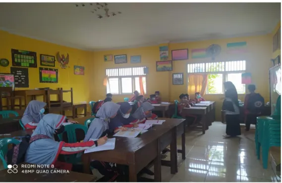 Gambar 4. Peneliti melihat guru SD IT Ummi Kota Bengkulu  mengajar di kelas