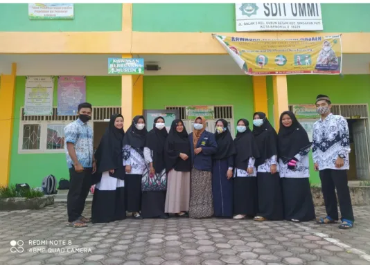 Gambar 5. Peneliti berfoto bersama dengan guru-guru SD IT Ummi  Kota Bengkulu 