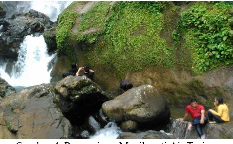 Gambar 4. Pengunjung Menikmati Air Terjun 