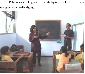 Gambar 1. Guru menunjukkan dan menerangkan cara menggunakan media zigzag. 