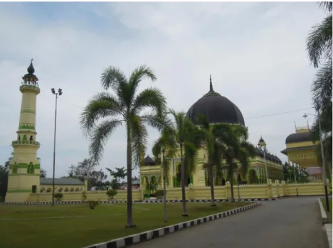 Gambar 3. Halaman Luar Masjid