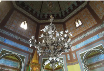 Gambar 15. Dinding di dalam masjid yang dipenuhi kaligrafi  dan ornamen 