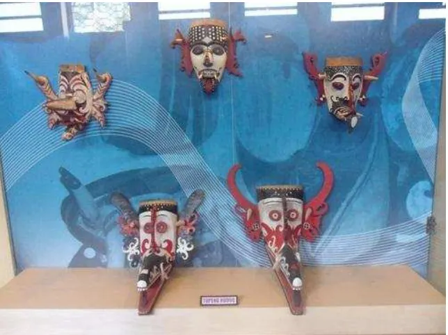 Gambar 5 : Topeng Hudoq yang terdapat di Museum Mulawarman, Tenggarong (Dokumentasi: Risna, 2012) 