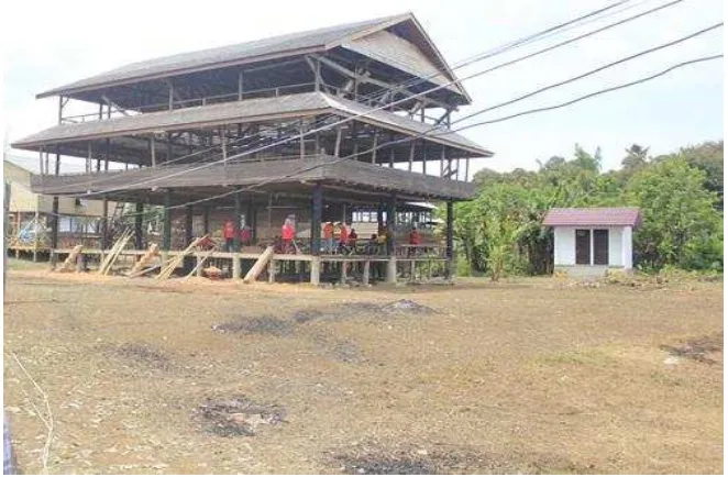 Gambar 7: Rumah Adat dan Lapangan Upacara di kampung Tumbit Dayak (Dokumentasi: Aspian, 2014) 