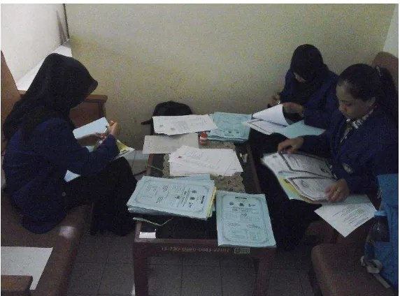 Gambar IV. Observasi Kelas X TKR B bersama Ibu Mareta Isroviana, S.Pd  (Foto: Wening, 2016) 