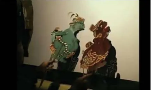 Figure  4.3  The  punakawan  characters,  Sangut  (on  the  left)  and    Délem    as    they  appear  from  behind  the  shadow  screen
