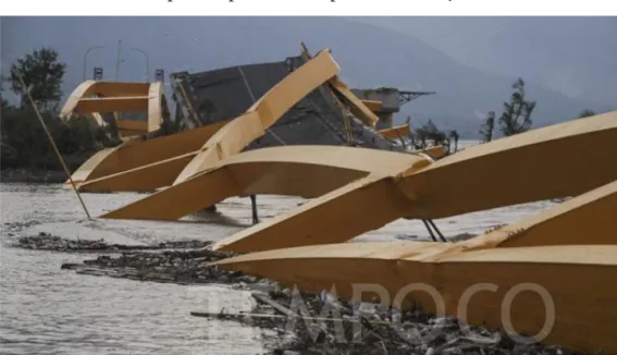 Gambar 7.10  Jembatan Palu yang Roboh Akibat Bencana Gempa dan Tsunami di Palu 2018  (sumber: https://statik.tempo.co/data/2018/09/30/id_737251/737251_720.jpg)