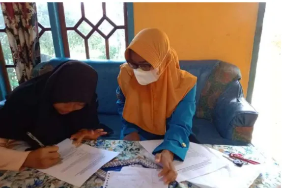 Gambar 1 Proses penyebaran dan pengisian angket kepada anak di dusun I desa  Buanasakti Kecamatan Batanghari Kabupaten Lampung Timur 