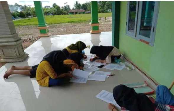 Gambar 3 Proses penyebaran dan pengisian angket kepada anak di dusun III desa  Buanasakti Kecamatan Batanghari Kabupaten Lampung Timur 