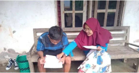 Gambar 4 Proses penyebaran dan pengisian angket kepada anak di dusun III desa  Buanasakti Kecamatan Batanghari Kabupaten Lampung Timur 