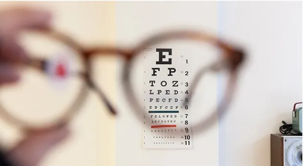 Gambar 5. Kacamata dapat membantu orang yang cacat mata.