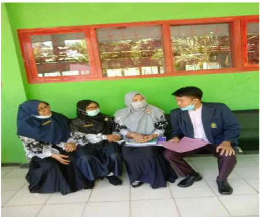 Gambar 4. Wawancara dengan Guru Pendidikan Agama Islam SMA Negeri 5   Bengkulu Selatan