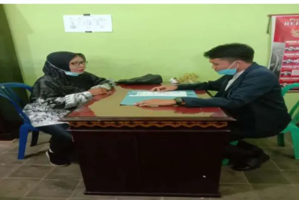 Gambar  6.  Wawancara  dengan  Ibu  Lis  Endiarti  Guru  Pendidikan  Agama  Islam  SMA Negeri 5 Bengkulu Selatan 