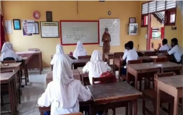 Gambar    7.  Guru  Pendidikan  Agama  Islam  SMA  Negeri  5  Bengkulu  Selatan  sedang memberikan materi dengan metode ceramah 
