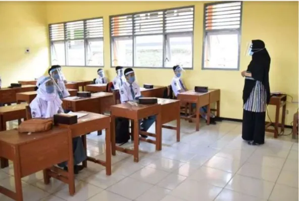 Gambar  8.  Guru  Pendidikan  Agama  Islam  SMA  Negeri  5  Bengkulu  Selatan  sedang memberikan materi nilai-nilai religiusitas 