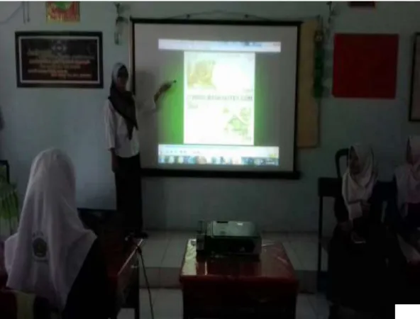 Gambar    9.  Guru  Pendidikan  Agama  Islam  SMA  Negeri  5  Bengkulu  Selatan  menunjukkan  kemampuan  menggunakan  dan  memanfaatkan  Teknologi  Informasi  Komunikasi  yaitu  menggunakan  proyektor/infocus dalam proses pembelajaran 