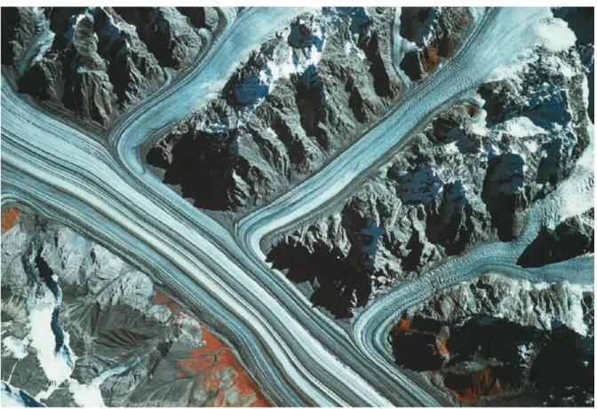 Gambar  2-9.  Lembah  lembah  glacial  yang  terdapat  di  Alaska  dimana  akumulasi  salju  yang  terjadi  setiap  tahun  yang  kemudian  mencair  pada  saat  musim  panas