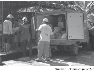 Gambar 1. 5 Pemberian bantuan kepadakorban gempa di DIY dan Jawa Tengah