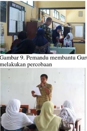 Gambar 11. Pemandu menjelaskan dan guru  memperhatikan bahan ajar yang dibagikan 