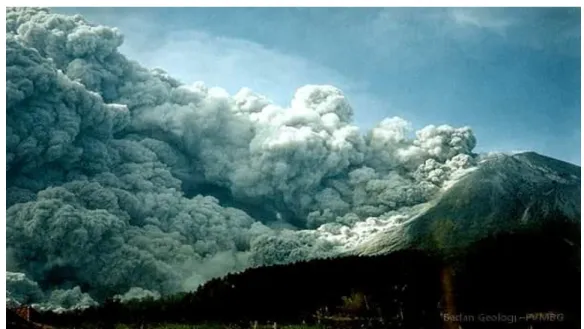Gambar 3.3 Foto Erupsi Gunung Merapi Tahun 1994  (Koleksi Badan Geologi-PVMBG). 