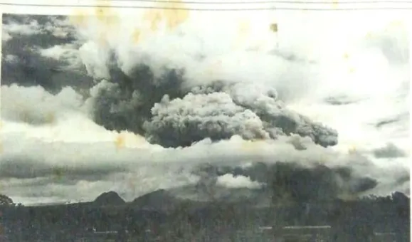 Gambar 3.4 Cendawan Awan Panas Erupsi Gunung Merapi Tahun 1997  Sumber: “Merapi Meletus”, Kompas, 18 Januari 1997, hlm