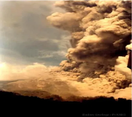 Gambar 3.5 Foto Erupsi Gunung Merapi Tahun 1998  (Koleksi Badan Geologi-PVMBG). 