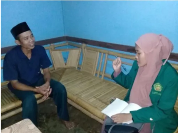 Gambar 4. Peneliti mewawancarai Imam Masjid 