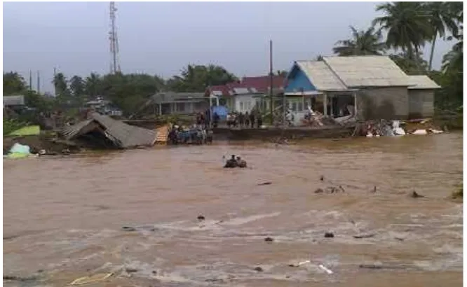 Gambar 2. Banjir bandang dikarenakan penebangan liar dan kurangnyareboisasi
