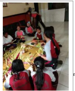 Gambar 5.4. Praktek Mejejahitan 