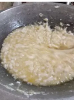 Gambar 3.2 Proses pencampuran margarin,  santan dan tepung 