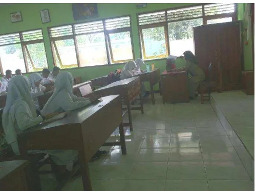Gambar 2 : Guru saat mengajar di kelas pada saat penambahan jam pelajaran agama Islam