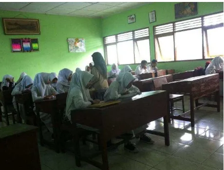 Gambar 4 :Guru menyimak siswa yang sedang membaca Alquran. 