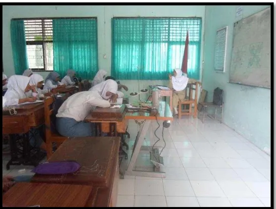 Gambar XXIV:  Pembelajaran batik tulis di kelas dengan metode tanya jawab Sumber : Dokumentasi Rusmawati, Februari 2015 