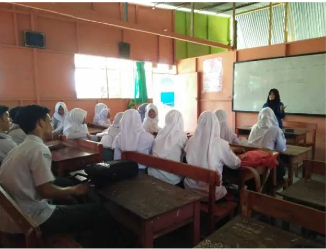 Gambar peneliti melakukan tes pada peserta didik di SMA Barrang Lompo