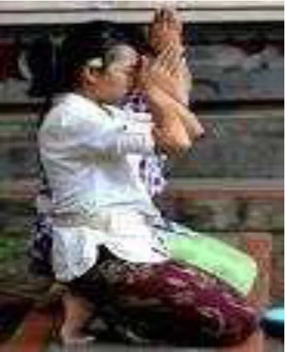 Gambar III.3: Berdoa berbhakti 