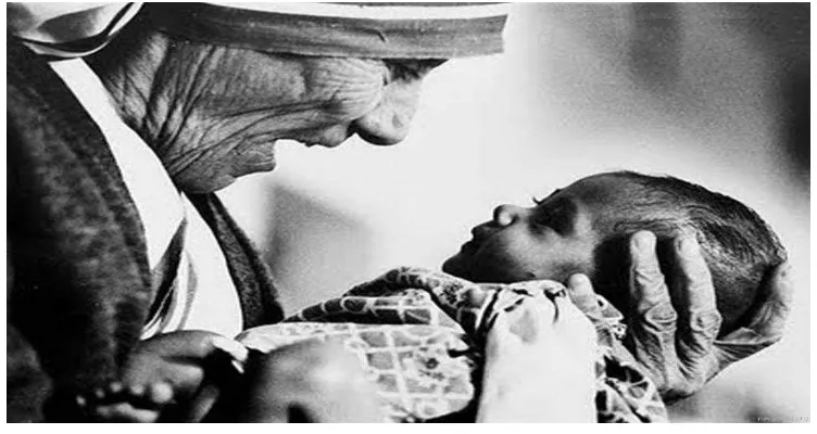 Gambar 1.11. Mother Theresia menggendong seorang anak kecil dengan penuh kehangatan Sumber: https://swordsoftruth.files.wordpress.com dan cinta