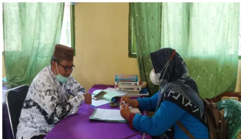 Gambar 3. Peneliti sedang Melakukan Wawancara dengan Guru Pendidikan  Agama Islam dan Budi Pekerti Kelas XI SMA Negeri 1 Raman Utara, Bapak Drs