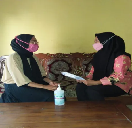 Foto 1. Sesi wawancara dengan Guru TK Purna, Ibu Musriatin 