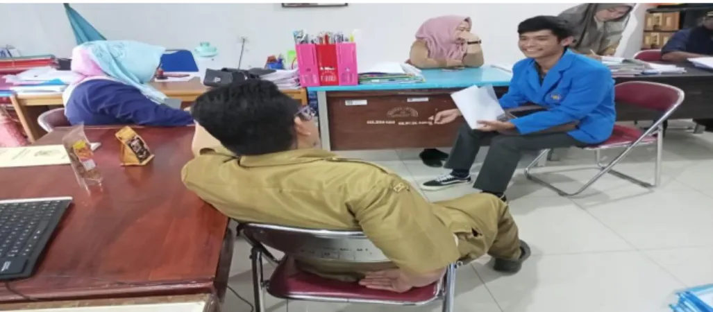 Gambar 4 Wawancara Dengan Pegawai dinas Pendidikan  