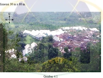 Gambar 4.1 Potret greenhouse (atap putih) di Desa Kumbo dari puncak gunung Tunggangan 