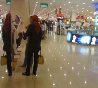 Gambar diatas. Informan Rani saat ini pergi berbelanja bersama dengan ibunya di salah  satu Mall