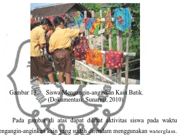 Gambar 14. Siswa Mencelupkan Kain Batik ke Dalam Air Bersih Untuk Melunturkancommit to user  Waterglass