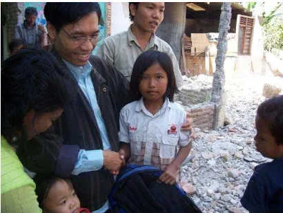 Gambar II.8 . Pemberian bantuan kursi roda bagi korban gempa di Klaten tahun 2006.  