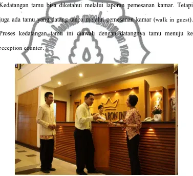 Gambar 3. Gambar receptionist melayani tamu Sumber : Dimas (21 Maret 2011) 